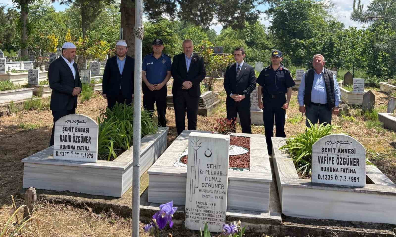 kurban-bayrami-nda-sehitler-kabirleri-basinda-anildi