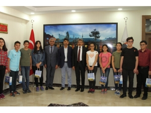 Lgs’de Başarılı Olan Öğrencileri Vali Ödüllendirdi