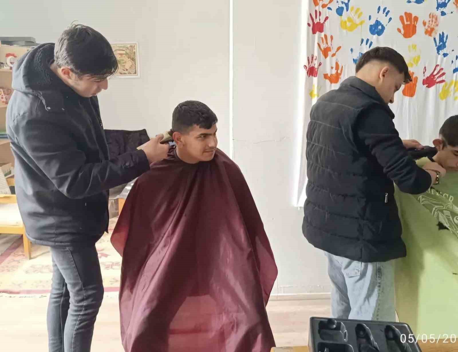 altintas-ta-ozel-egitim-ogrencilerinin-sac-bakimlarini-kuafor-ogrenciler-yapti