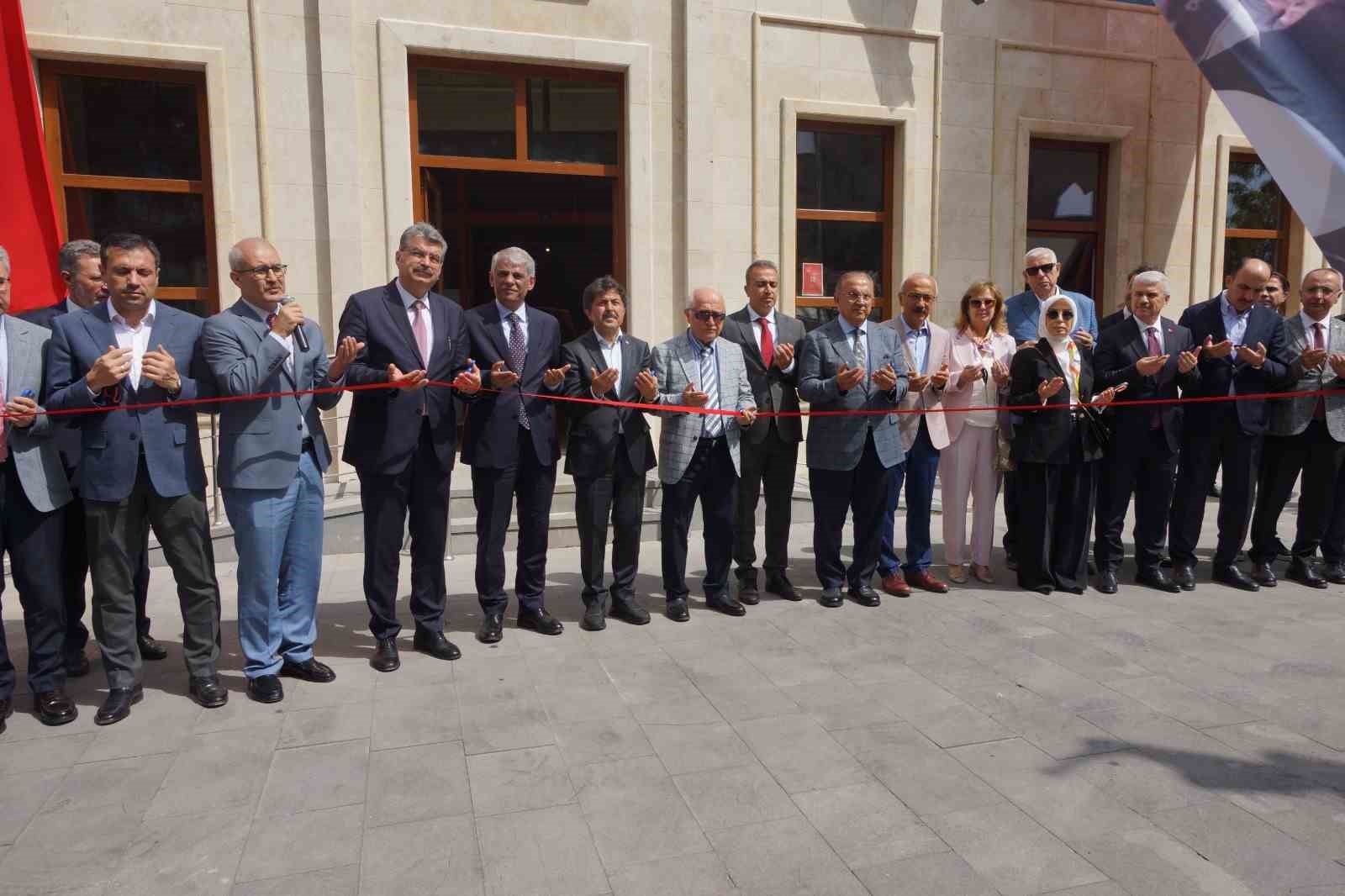 karaman-da-ahmet-kelesoglu-arkeoloji-ve-etnografya-muzesi-torenle-acildi