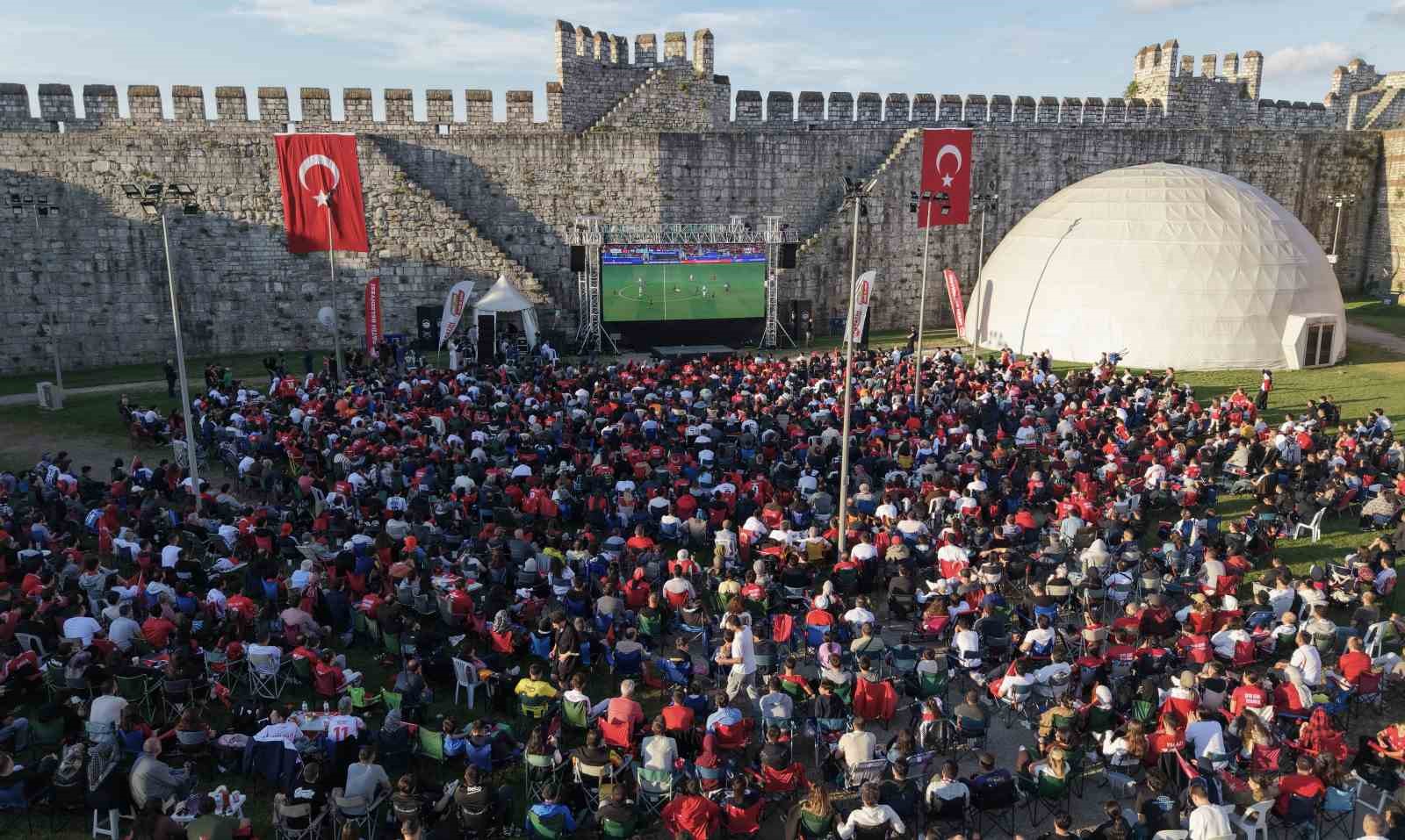 tarihi-yedikule-hisarinda-milli-takima-destek