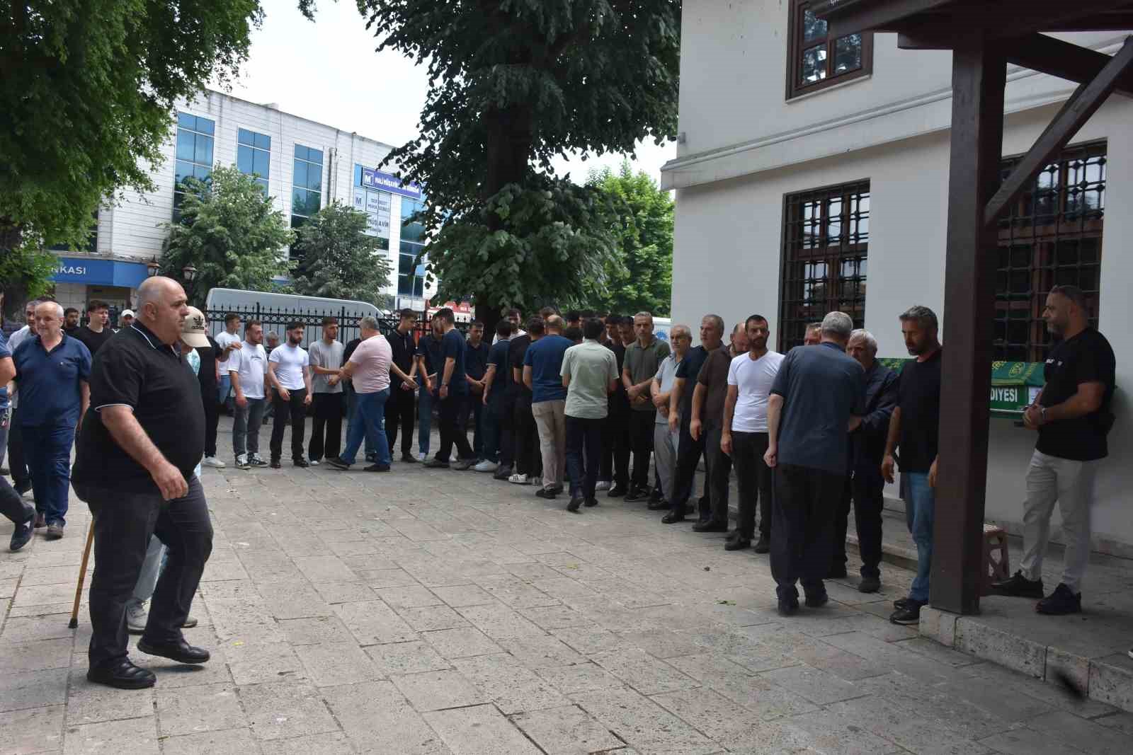serinlemek-icin-girdigi-derede-bogulan-genc-son-yolcuguna-ugurlandi