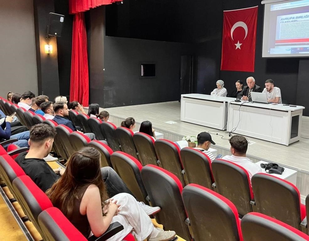 dpu-domanic-hayme-ana-myo-da-avrupa-birligi-ve-demokrasi-farkindaligi-semineri-duzenlendi