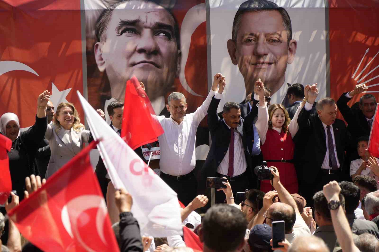ozgur-ozel-tekke-de-konustu