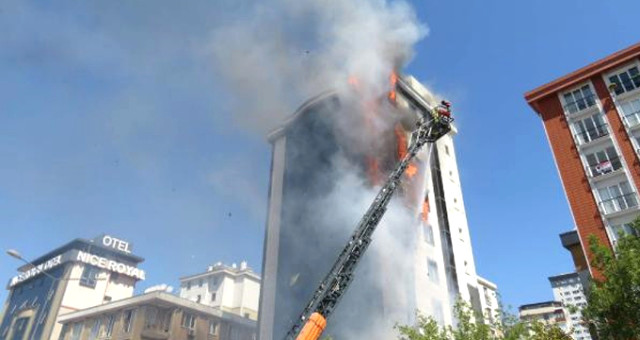 Ataşehir'de, 9 Katlı Plazada Yangın Çıktı!
