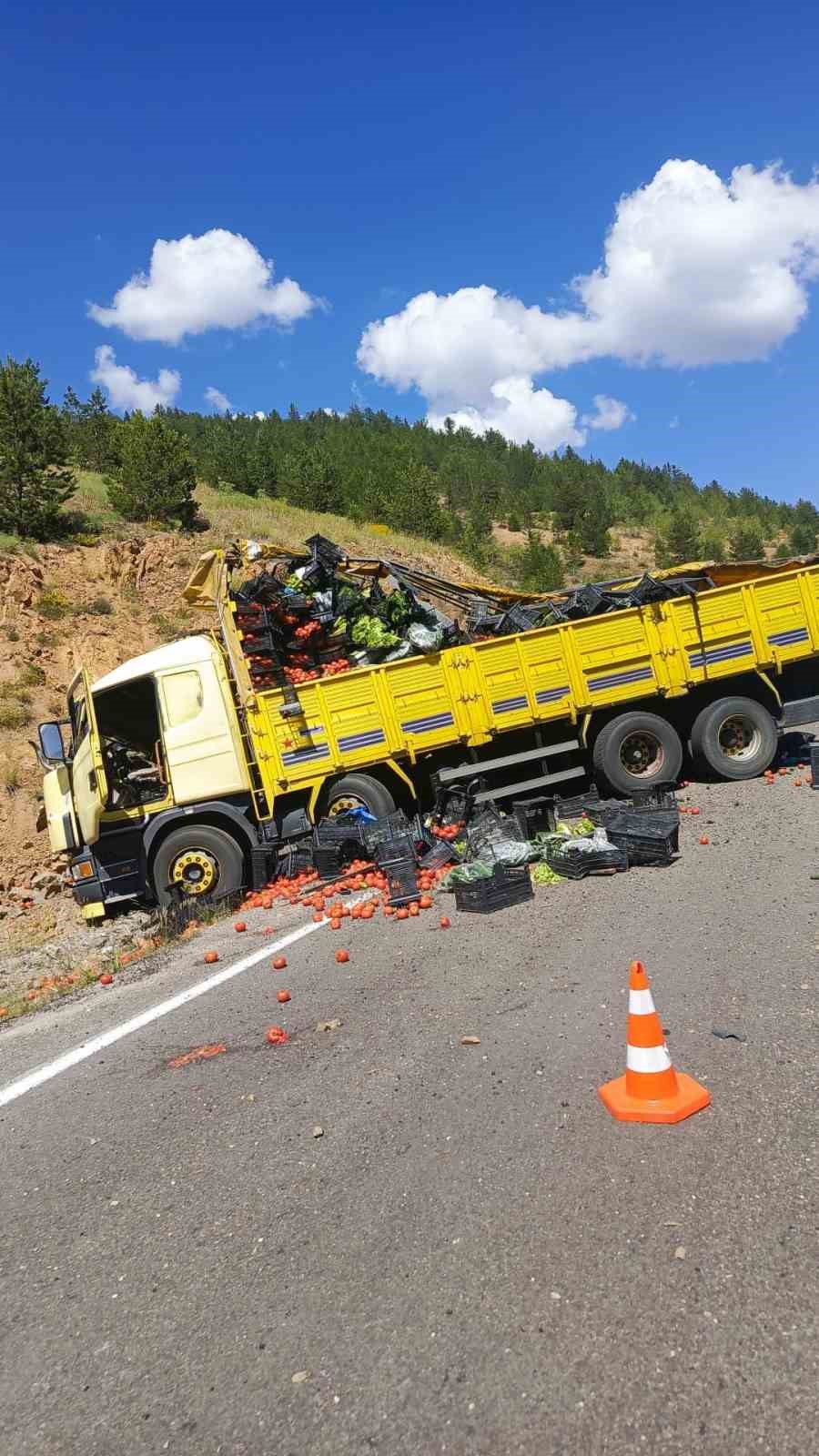gumushane-de-sebze-yuklu-kamyon-otomobile-arkadan-carpti-4-yarali