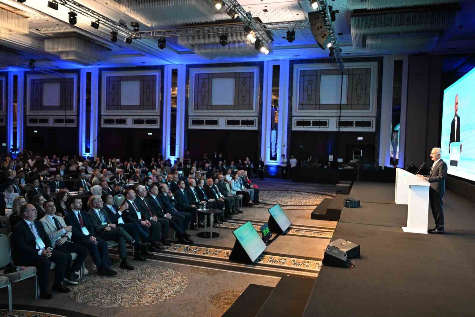 ulastirma-ve-altyapi-bakani-abdulkadir-uraloglu-8-dunya-havalimanlari-deneyim-zirvesi-nde-konustu