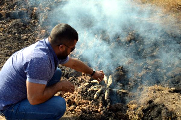 Van'da Vatandaşlar Kendiliğinden Yanan Toprak Üzerinde Balık Pişirdiler