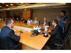 Bakan Kasapoğlu, Avrupa Şampiyonu İşitme Engelli Milli Takımı’ya Buluştu