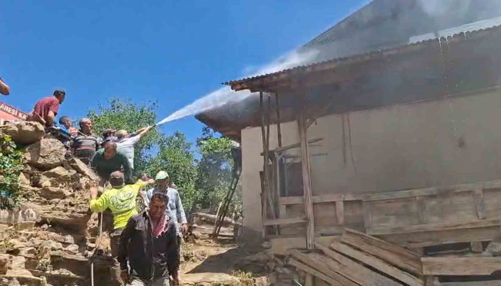 adana-nin-feke-ilcesinde-yangin-cikan-ev-kullanilamaz-hale-geldi