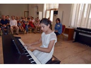 Minik Yeteneklerin Piyano Dinletisi Büyüledi