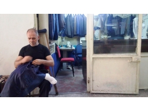 Felçli Ayağıyla 40 Yıldır Terzilik Yapıyor