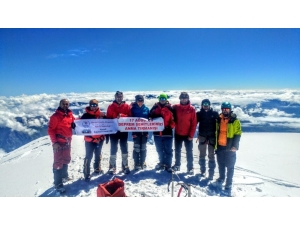 17 Ağustos Anısına Gürcistan’ın Zirvesine Tırmandılar