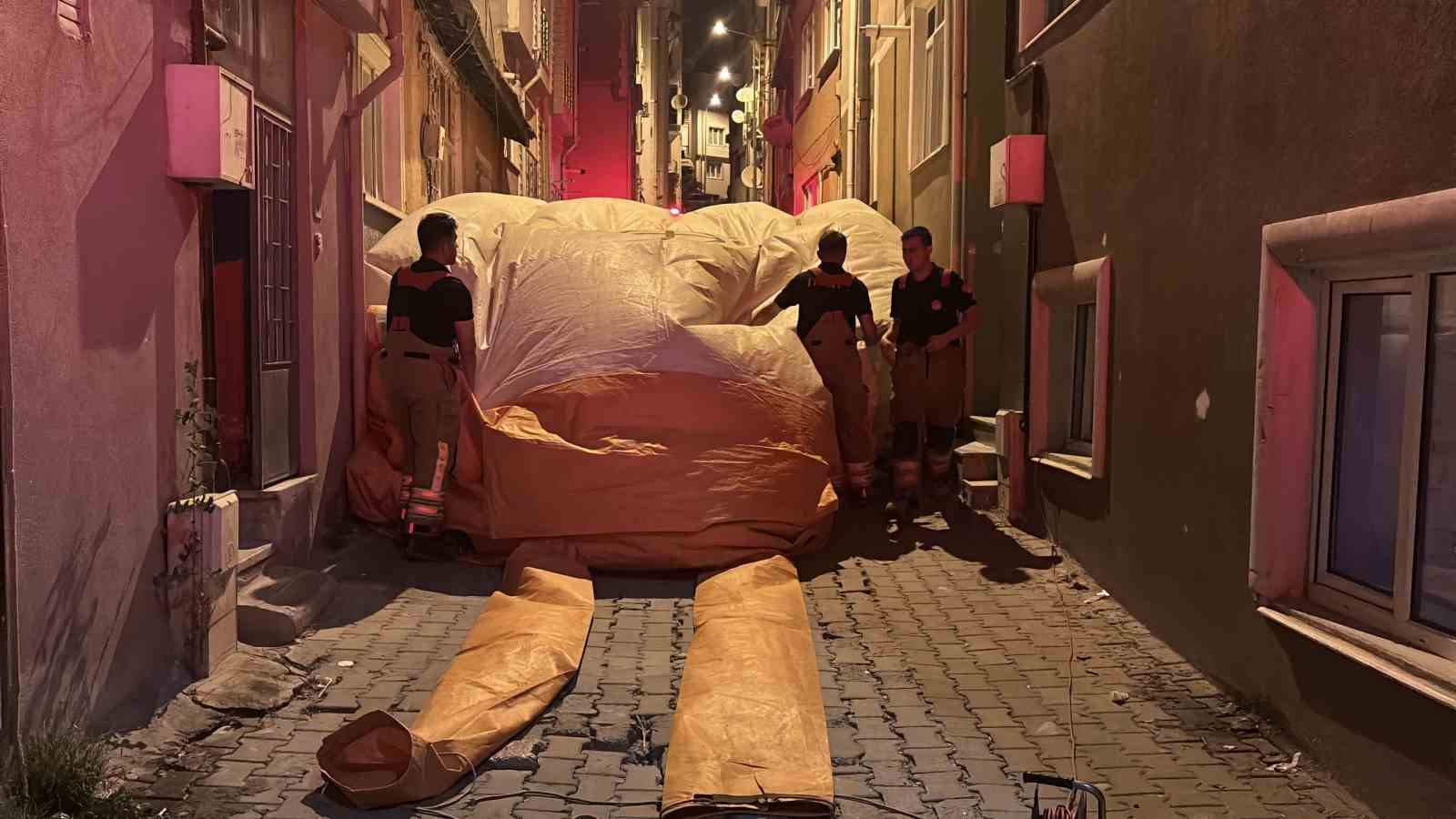 catiya-cikan-sahis-polisin-bir-saatlik-ikna-calismasiyla-indirildi