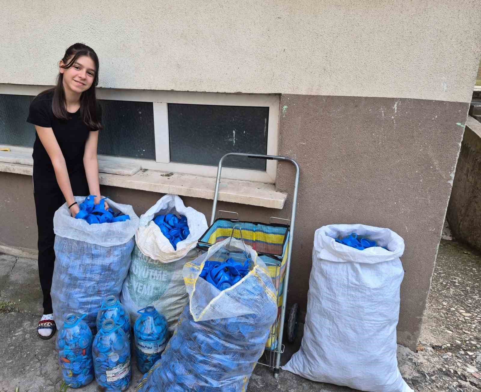 depremzedelere-yardim-etmek-icin-1-ton-mavi-kapak-topladi