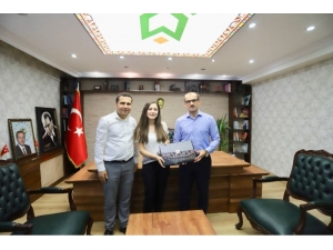 Kaymakam Ayca, Çukurca’nın İlk Tıp Öğrencisini Kabul Etti