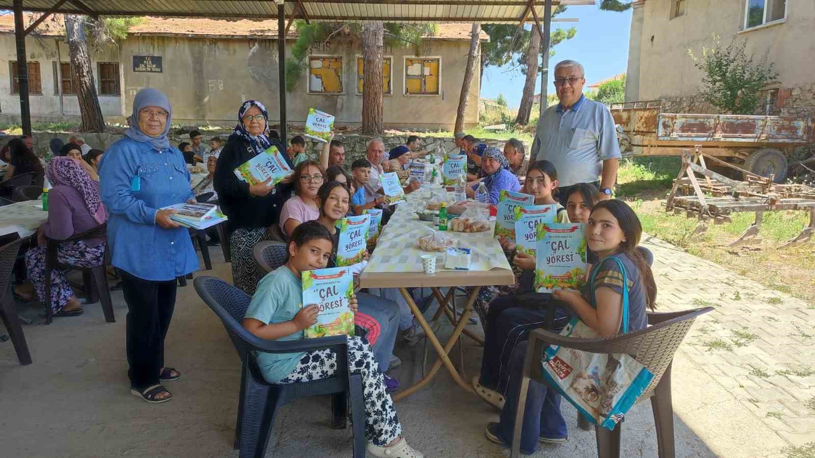 hayir-etkinliginde-cocuklara-tarih-kitabi-dagitildi