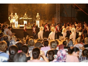 Karşıyaka Balkan Ezgileriyle Şenlendi
