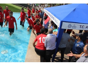 Suları Kesilen Futbolcular Duşu Kent Meydanındaki Süs Havuzunda Aldı