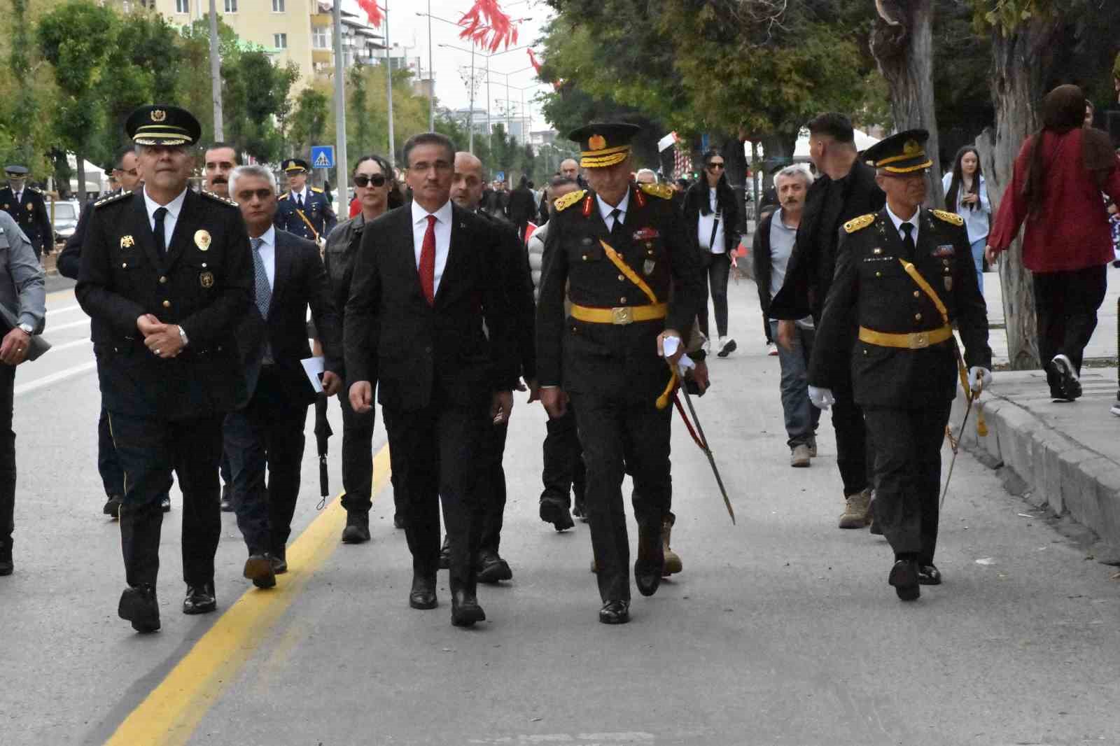 vali-aydin-barus-30-agustos-milletimizin-essiz-fedakarlik-ve-kahramanligin-unutulmaz-bir-semboludur