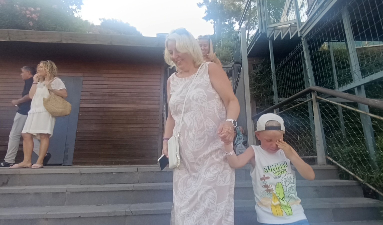 antalya-da-asansor-panigi-5-i-turist-11-kisi-mahsur-kaldi