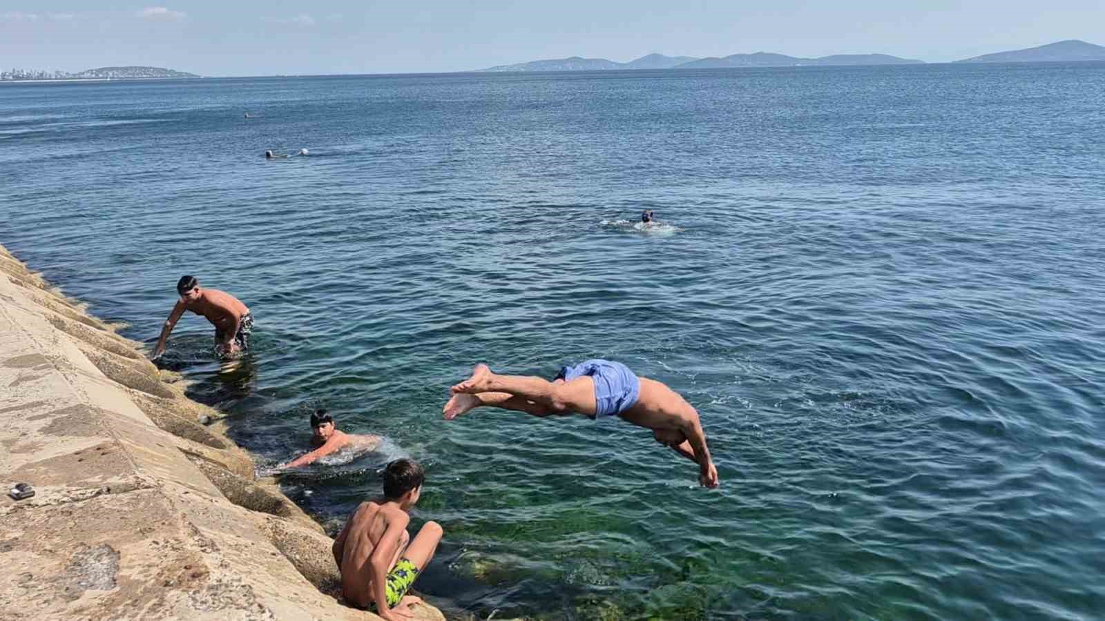 sicaktan-bunalan-istanbullular-kendini-caddebostan-sahili-ne-atti