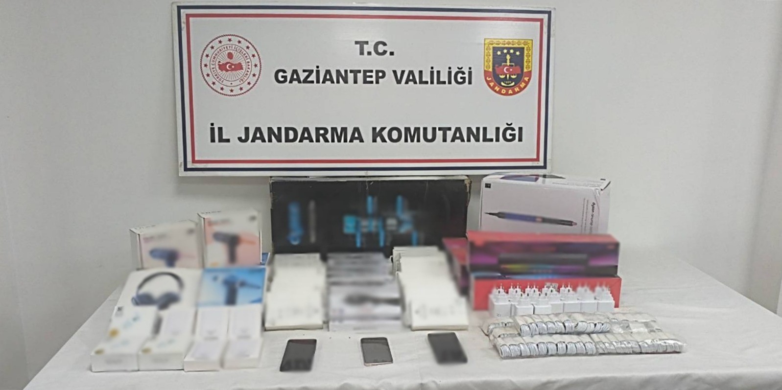 gaziantep-te-1-4-milyon-tl-degerinde-kacak-malzeme-ele-gecirildi-2-gozalti