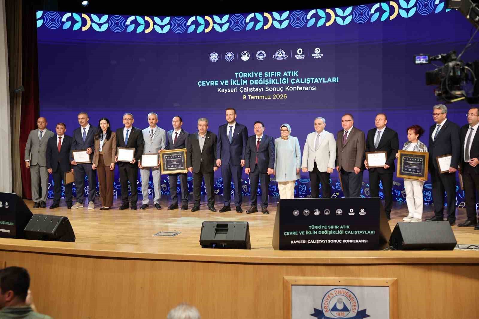 turkiye-sifir-atik-calistayi-sonuc-konferansi-nda-kayseri-buyuksehir-e-tesekkur-plaketi