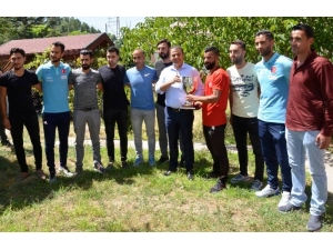 Birincilik Kupasını Başkan Vekili Yaşar’a Hediye Ettiler
