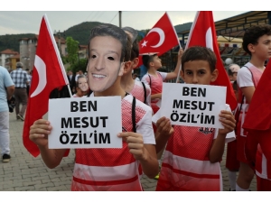 Mesut Özil Maskeleriyle Metrelerce Yürüdüler