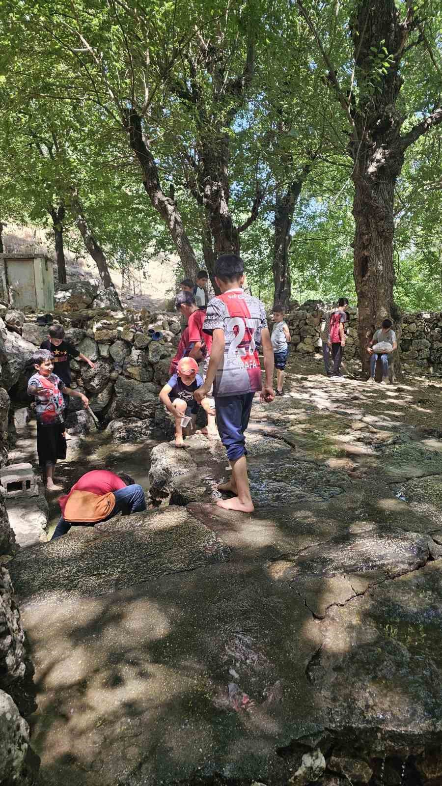 medrese-ogrencileri-koy-cesmesi-ve-piknik-alanini-kendi-imkanlariyla-temizledi