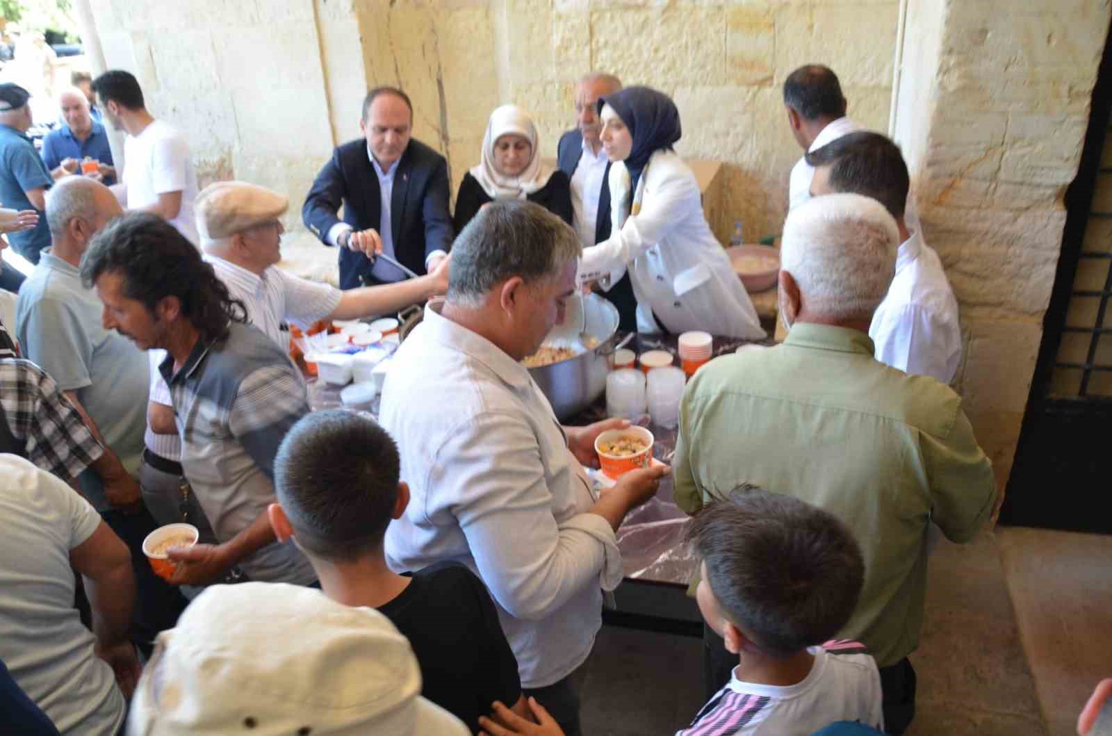 tercan-da-tarihi-kervansarayda-vatandaslara-asure-ikram-edildi