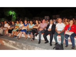 Burhaniye’de Abdullah Şahin Tiyatrosu Gülmekten Kırdı Geçirdi