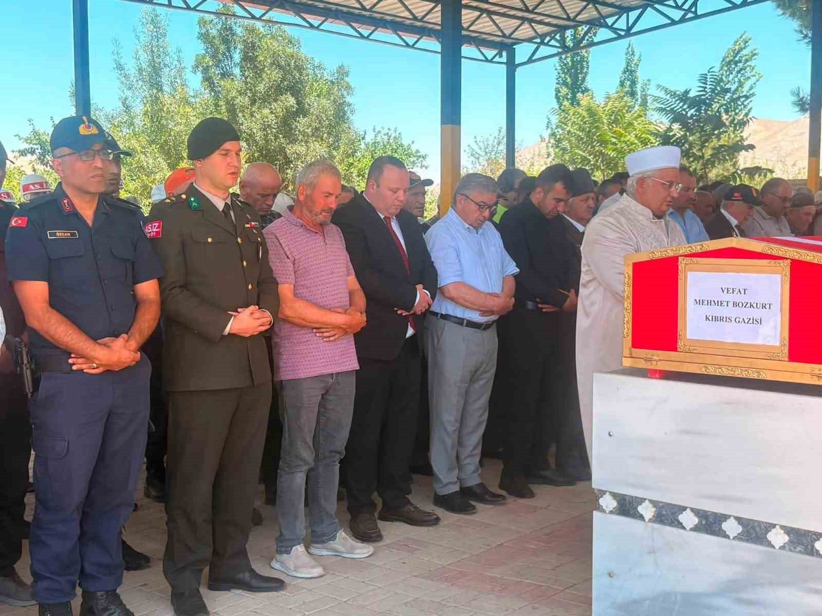 vefat-eden-kibris-gazisi-topraga-verildi