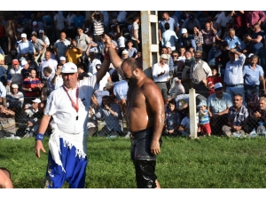 Tosya Güreşleri’nde Başpehlivan Orhan Okulu Oldu