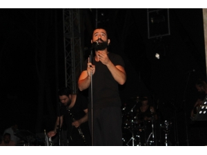 Koray Avcı En Güzel Şarkılarını Ayvalıkgücü Belediyespor İçin Seslendirdi