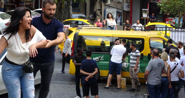 Taksim'de Arap Turistler Birbirine Birdi! Araya Giren Kişinin Kafasında Şişe Kırıldı
