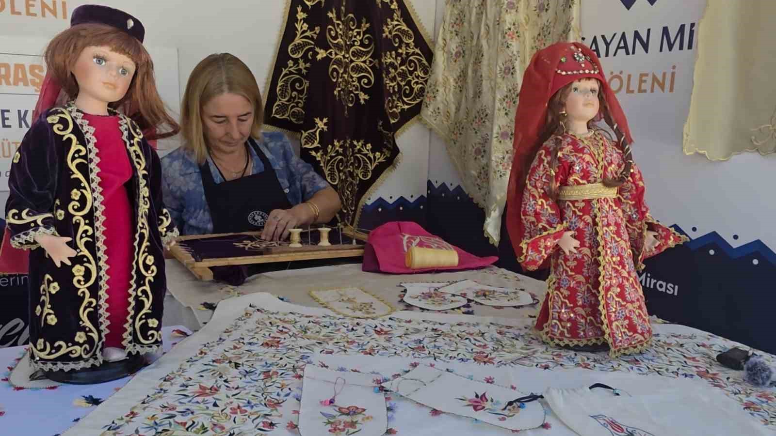 kutahya-nin-geleneksel-kadin-kiyafetleri-sandiklardan-cikarilarak-gelecege-tasiniyor