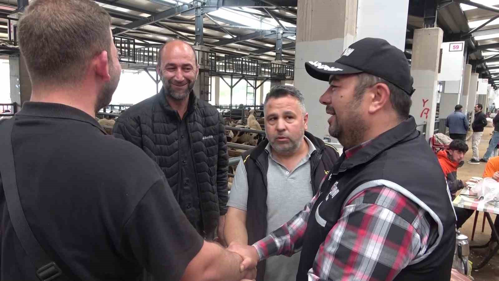 kurban-pazarinda-gulduren-anlar-mali-polis-cetin-pazarliga-dahil-oldu
