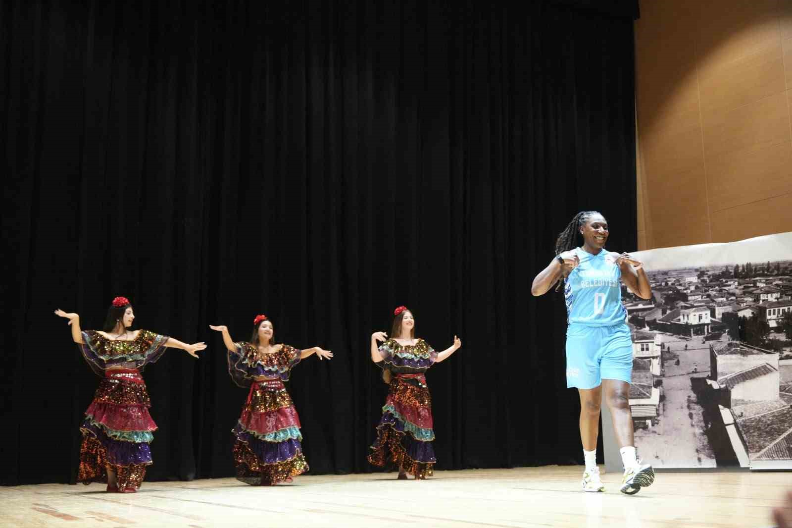 turgutlu-da-kadin-takimlarin-yeni-sezon-lansmani-kultur-ve-sporla-bulustu