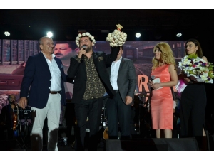 Ünlü Sanatçı Serkan Kaya, Sahnede Sarımsak Yedi