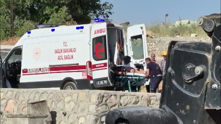 is-makinesinin-camina-kafasini-carpan-operator-yaralandi