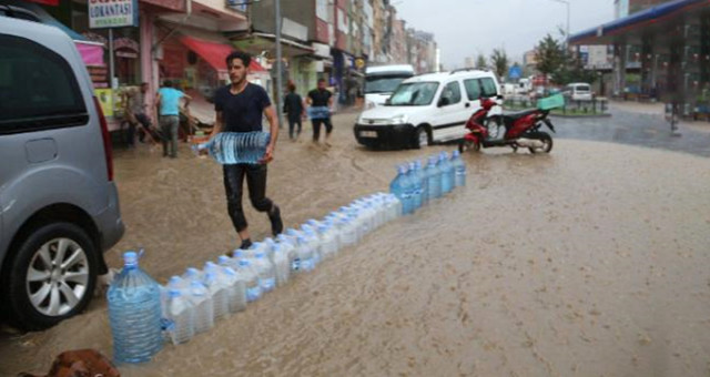 Erzurum'u Sel Vurdu! Esnaf, Bidonlardan Duvar Örerek Felaketi Önlemeye Çalıştı