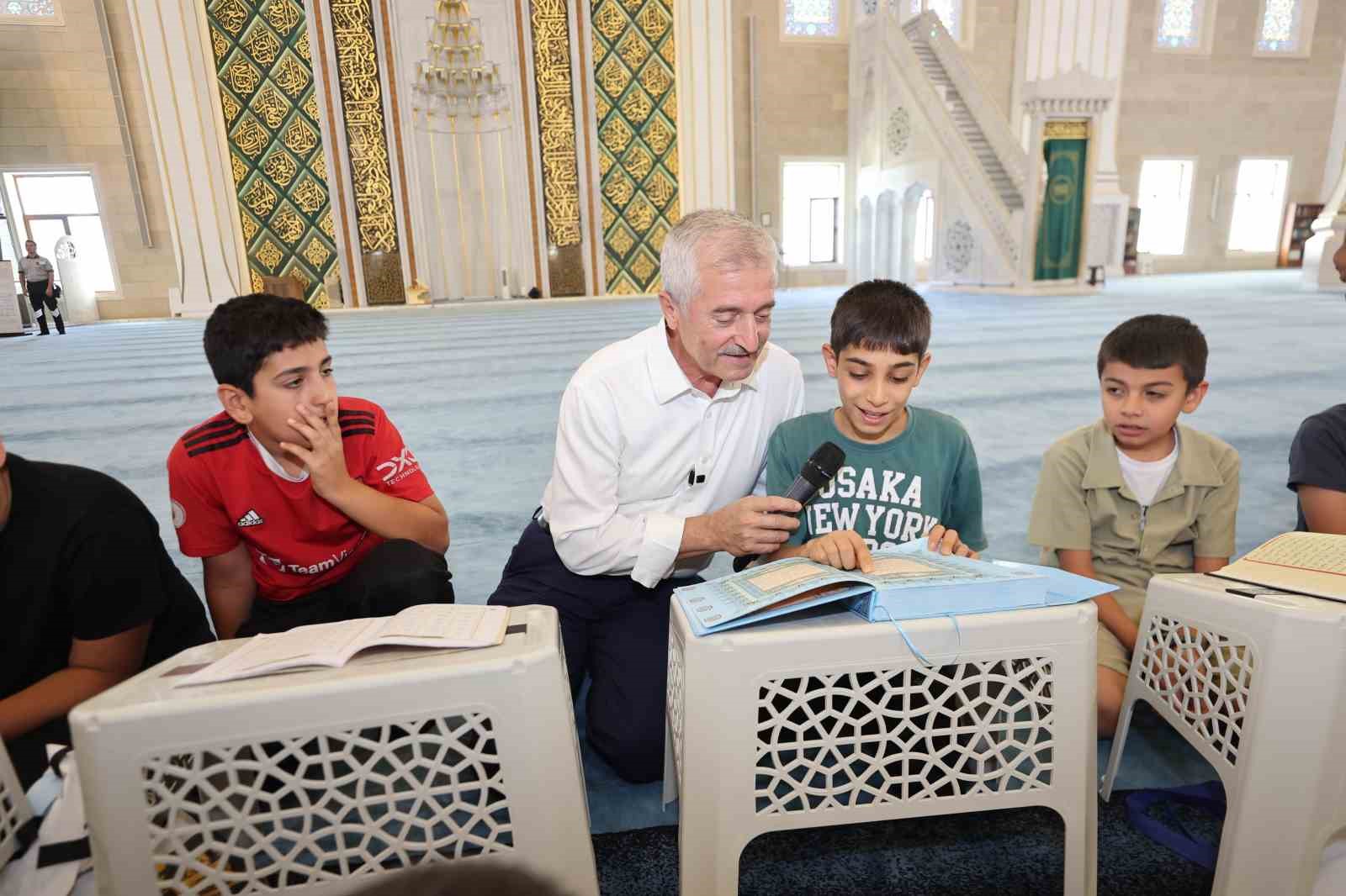 sahinbey-millet-camii-nde-cocuklar-hem-egleniyor-hem-de-kur-an-i-kerim-ogreniyor