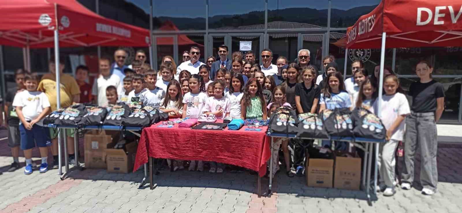 devrek-te-ogrencilere-havuz-malzemeleri-hediye-edildi