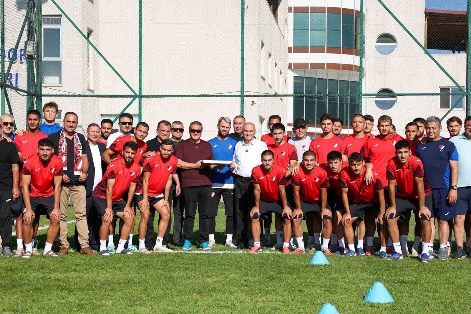 baskan-ozlu-den-duzcespor-lu-futbolculara-moral-verdi