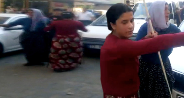 Polis Sopalarla Kavgaya Koşan Kadınları 'hepinizi Kameraya Çekerim' Diyerek Durdurdu