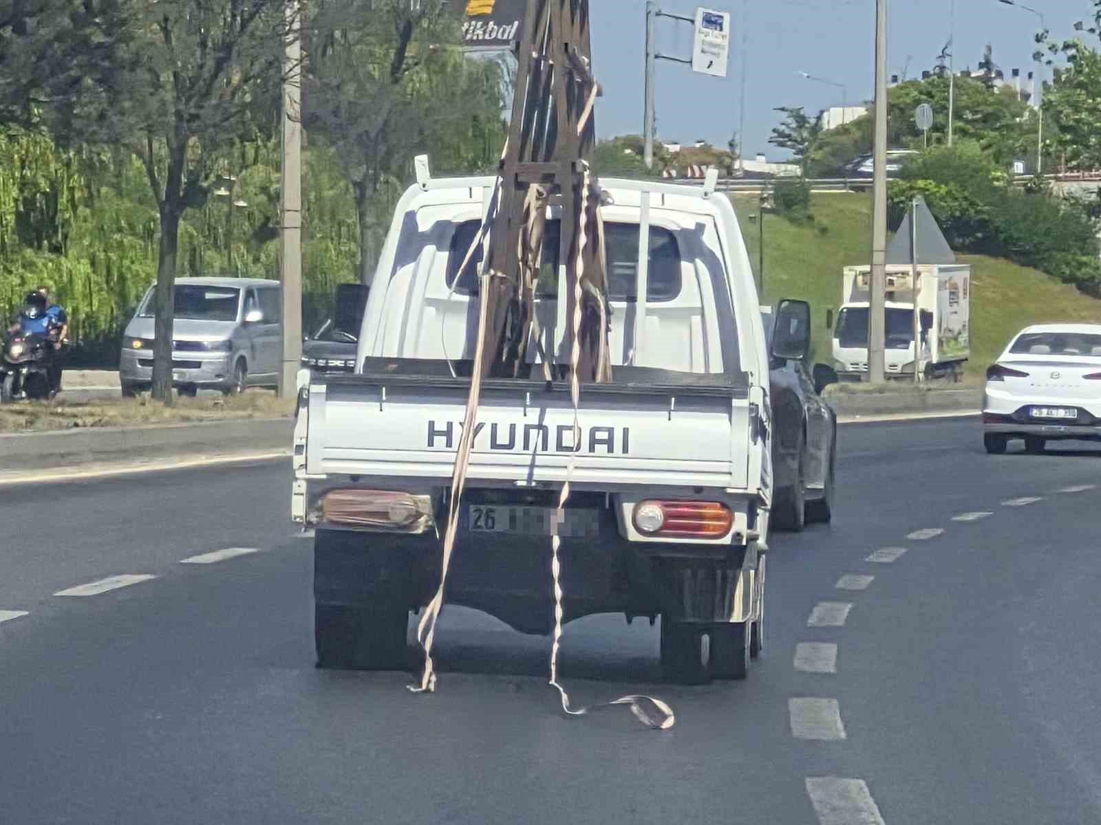 kamyondan-sarkan-seritler-trafigi-tehlikeye-atti