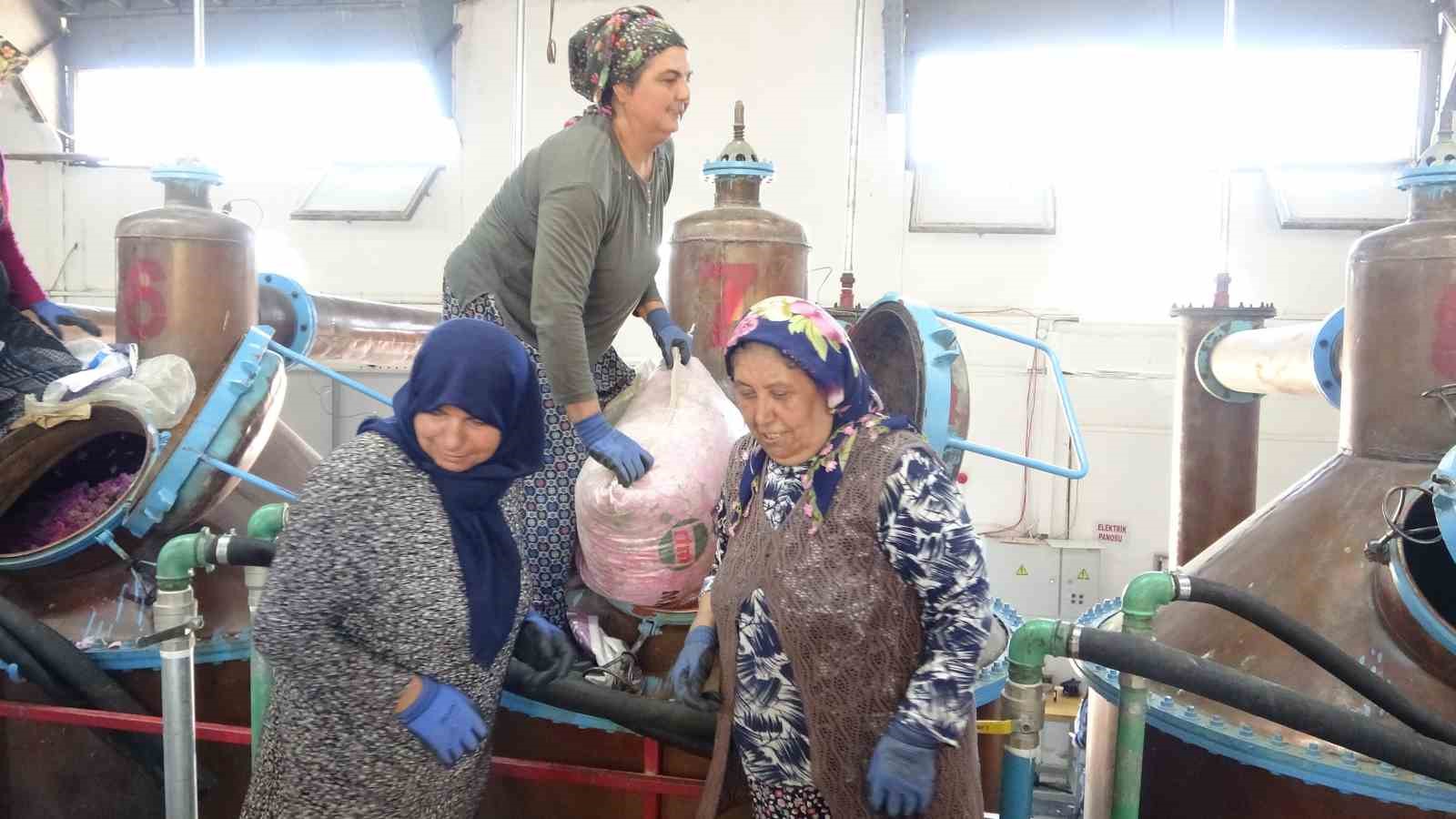 isparta-nin-pembe-hazinesi-4-ton-gulden-elde-edilen-yagin-kilosu-12-bin-avroya-alici-buluyor