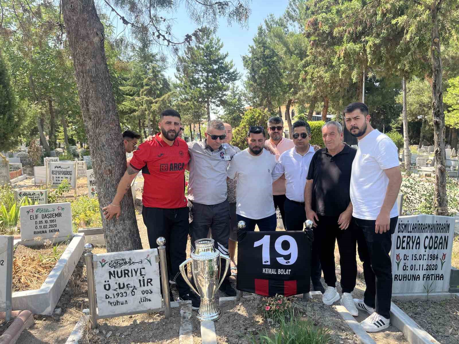 corum-fk-nin-sampiyonluk-kupasi-emektar-gazetecisinin-kabrine-goturuldu
